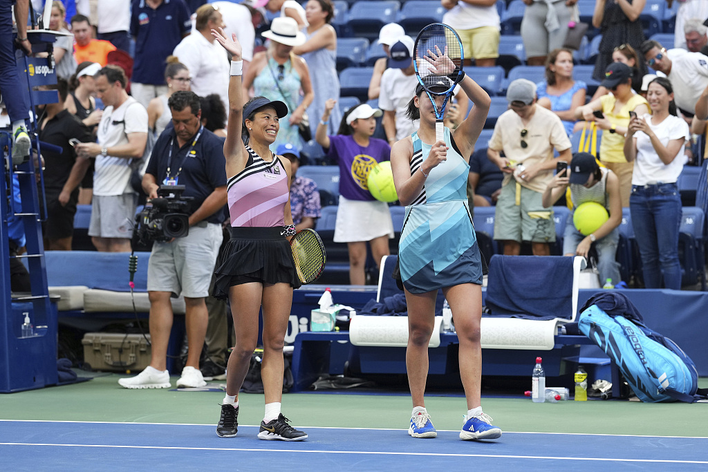 Wang Xinyu (R) and Hsieh Su-wei acknowledge the crowd after the quarterfinal of women's doubles of the U.S. Open at the USTA Billie Jean King National Tennis Center in New York City, U.S., September 6, 2023. /CFP