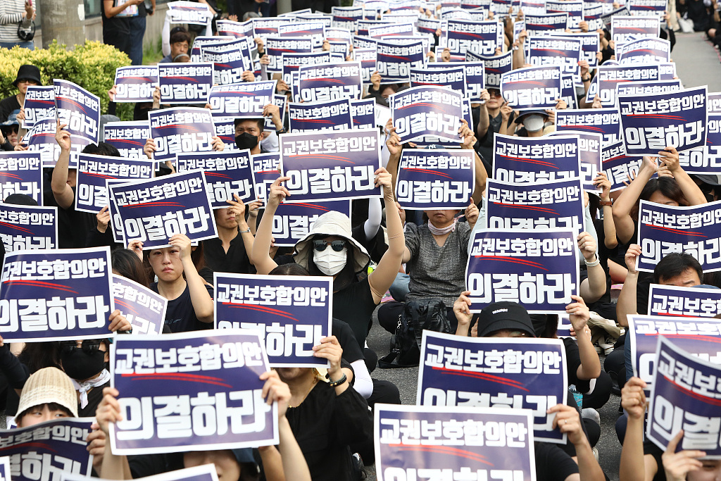 Schoolteachers hold a massive rally in front of the National Assembly in Seoul to mourn recent suicides of teachers distressed by disgruntled parents and unruly students, Seoul, South Korea, September 4, 2023. /CFP