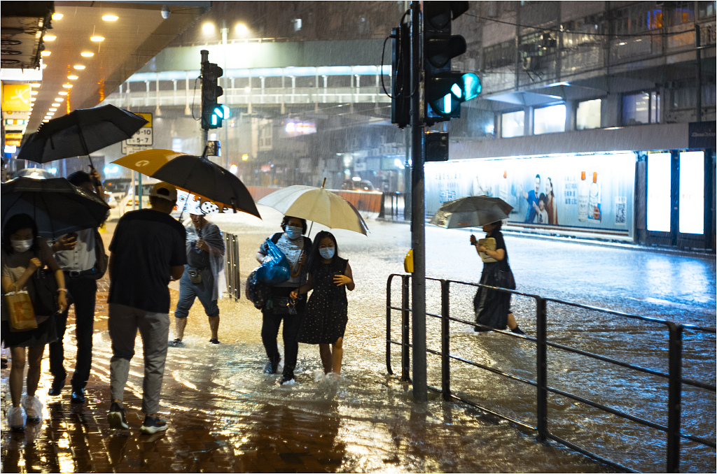 Heavily flooded Hong Kong sees pedestrians wade through the water to cross the street, Hong Kong SAR, China, September 7, 2023. /CFP