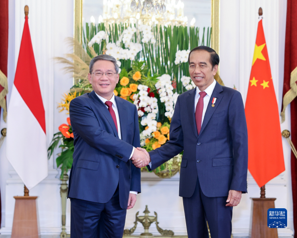 Chinese Premier Li Qiang (L) shakes hands with Indonesian President Joko Widodo in Jakarta, Indonesia, September 8, 2023. /Xinhua