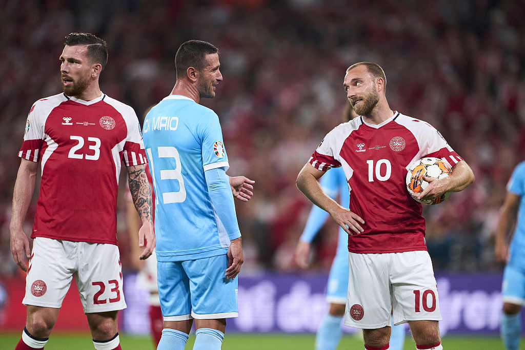 Christian Eriksen (n. 10) della Danimarca e Roberto Di Maio del San Marino parlano dopo la partita durante le qualificazioni a Euro 2024 al Parken di Copenhagen, Danimarca, 7 settembre 2023. /CFP