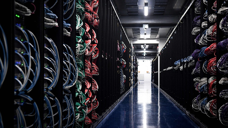 The cables and servers in the computers room at the Scaleway data center, a subsidiary of the French Free wireless service provider group, in Saint-Ouen-l'Aumone, July 9, 2021. /CFP