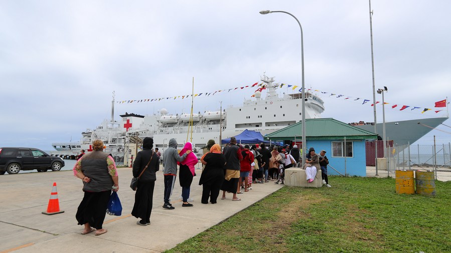 Local people and overseas Chinese queue up at the port for medical treatment during the Chinese naval hospital ship Peace Ark's visit in Nuku'alofa, Tonga, August 1, 2023. /Xinhua