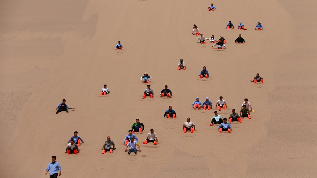 Live: Sand sliding on the Mingsha Mountain of northwest China's Gansu Province – Ep. 2
