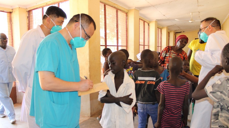 The 10th batch of the Chinese medical team in South Sudan provides free medical checkups for children in orphanages in Juba, South Sudan, December 22, 2022. /Xinhua