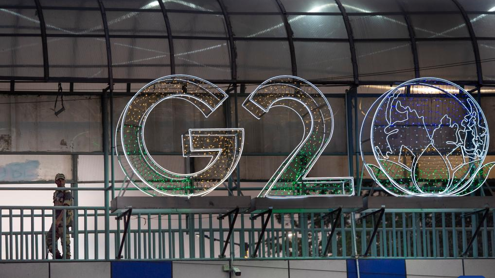 An Indian paramilitary trooper stands guard near the logo of the Group of 20 (G20) summit in New Delhi, India, September 7, 2023. /Xinhua