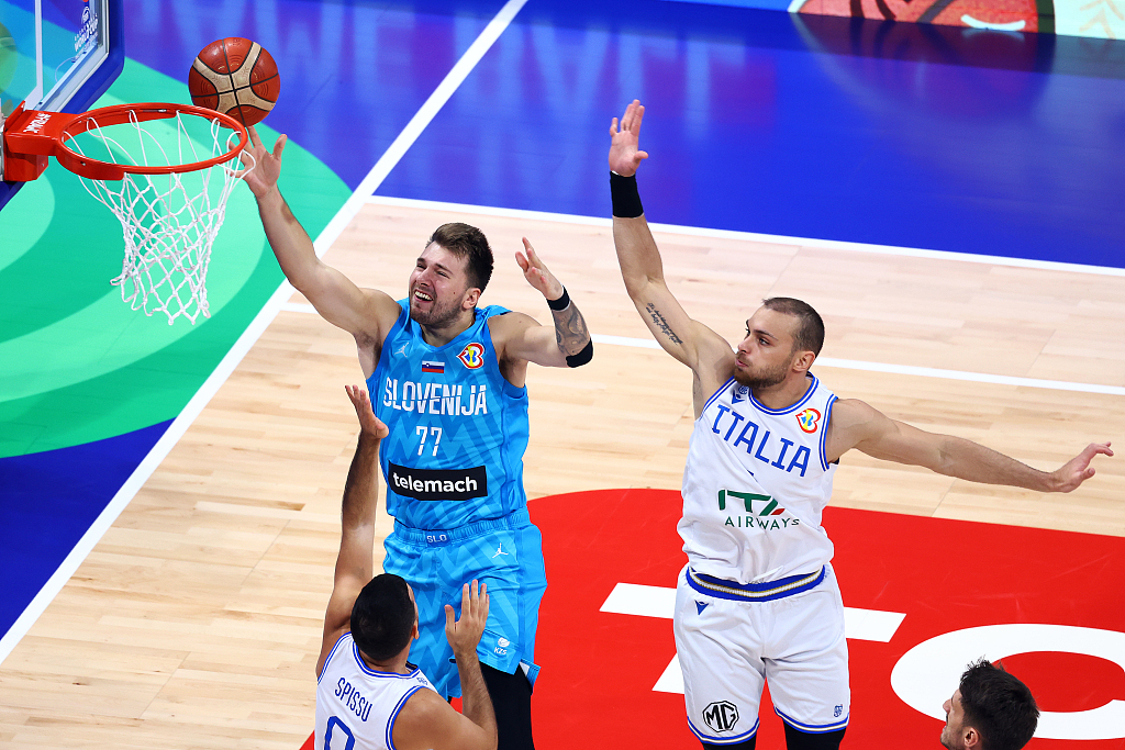 Luka Doncic (#77) of Slovenia drives toward the rim in the FIBA Basketball World Cup game against Italy at Mall of Asia Arena in Manila, the Philippines, September 9, 2023. /CFP