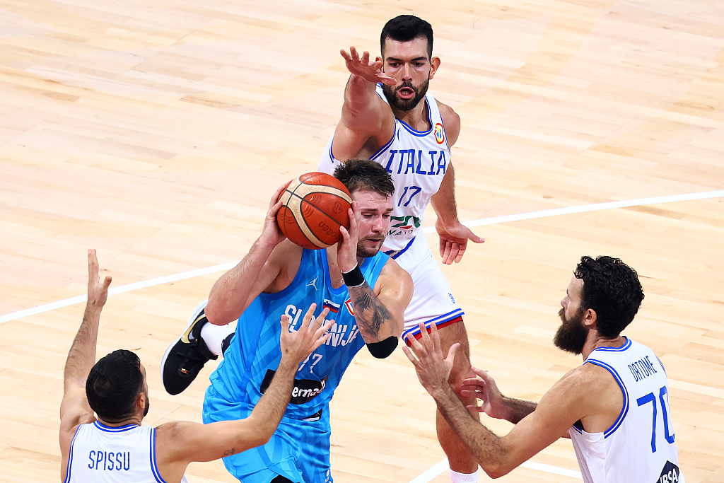 Luka Doncic (C) of Slovenia penetrates in the FIBA Basketball World Cup game against Italy at Mall of Asia Arena in Manila, the Philippines, September 9, 2023. /CFP