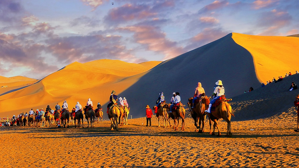 Live: Camel riding on Mingsha Mountain – Ep. 3