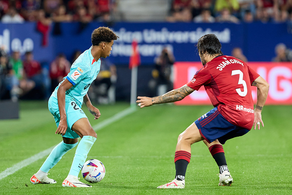 Lamine Yamal (L) of Barcelona competes in the La Liga game against CA Osasuna at the Sadar Stadium in Pamplona, Spain, September 3, 2023. /CFP