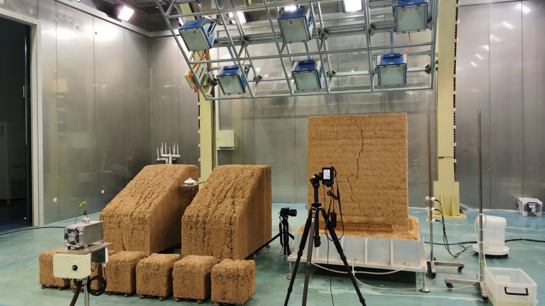 How earthen sample blocks crack and erode is monitored in a chamber in the multi-field coupling laboratory, September 5, 2023. /CGTN