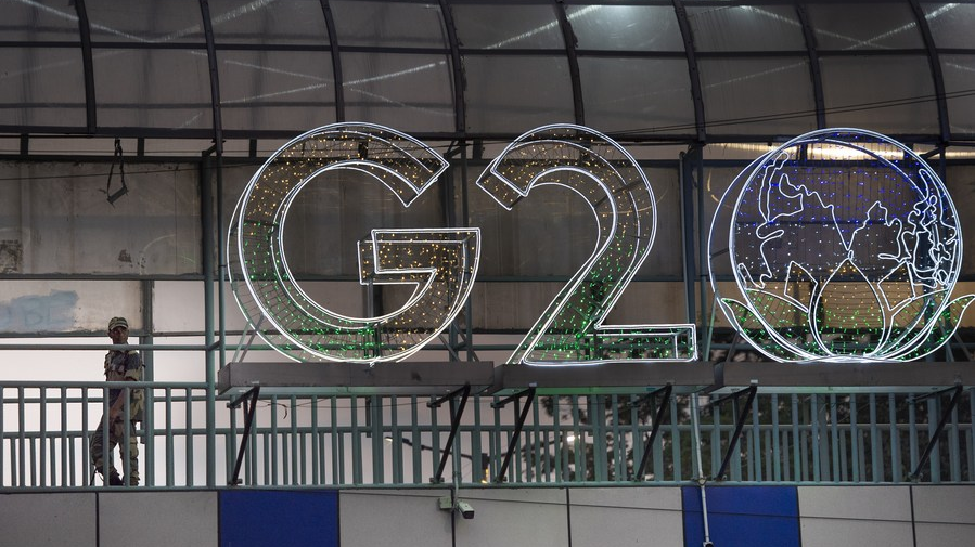 An Indian paramilitary trooper stands guard near the logo of the Group of 20 (G20) summit in New Delhi, India, September 7, 2023. /Xinhua