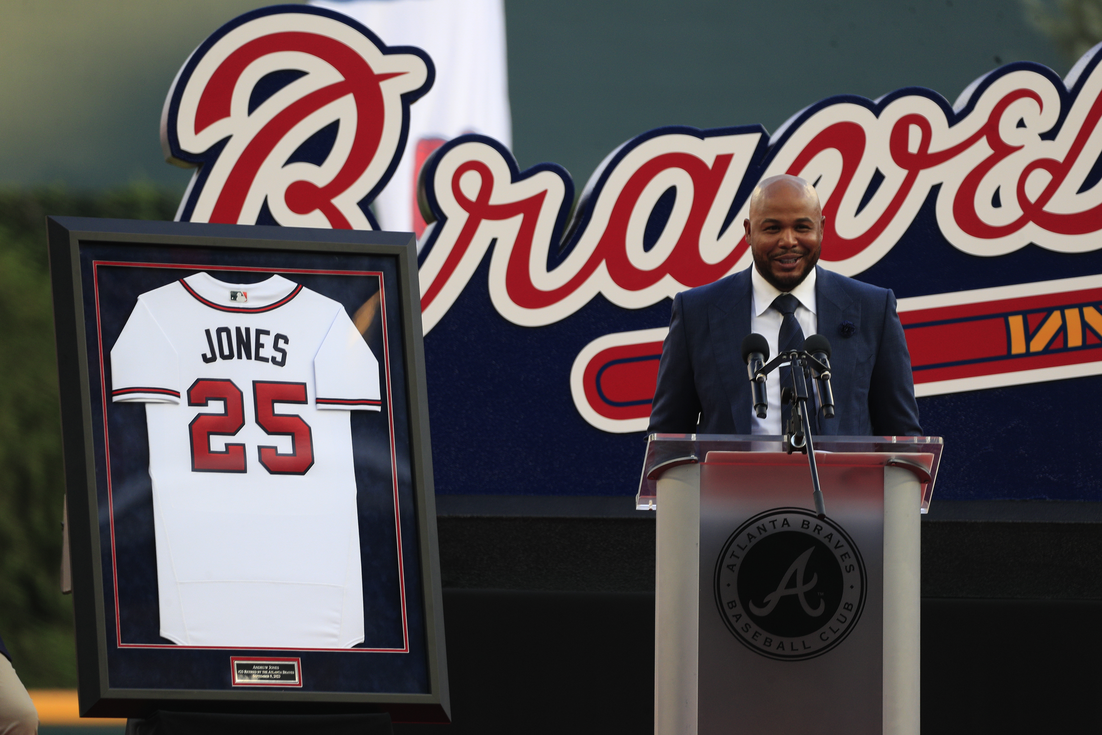 Andrew Jones speaks at the jersey retirement ceremony by the Atlanta Braves at Truist Park in Atlanta, Georgia, September 9, 2023. /CFP