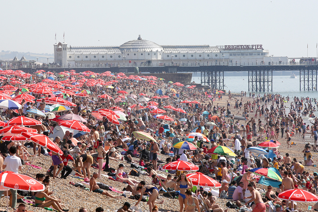 Thousands of sunbathers in Brighton, UK, September 9, 2023. /CFP