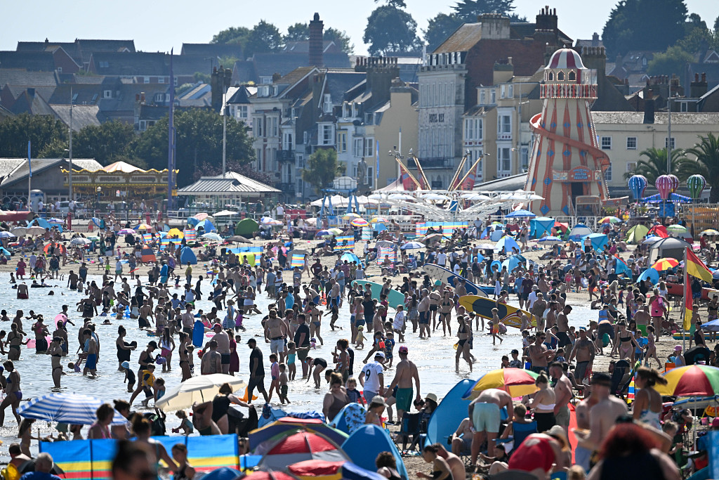 Beachgoers in Weymouth, UK, September 9, 2023. /CFP