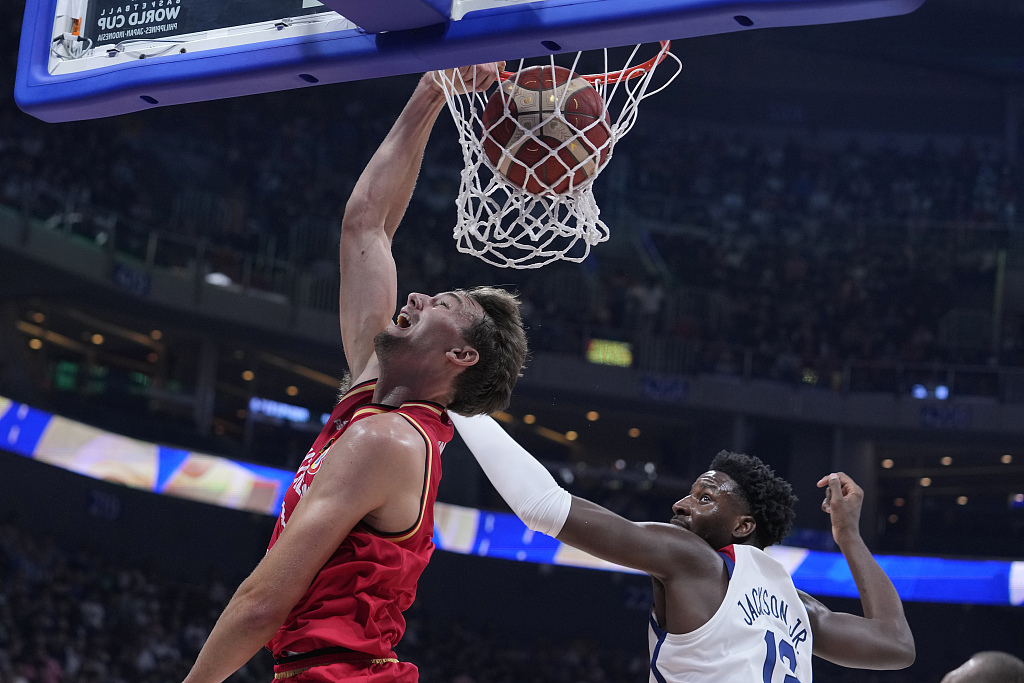 Franz Wagner (L) of Germany dunks in the FIBA Basketball World Cup semifinals against USA at the Mall of Asia Arena in Manila, the Philippines, September 8, 2023. /CFP