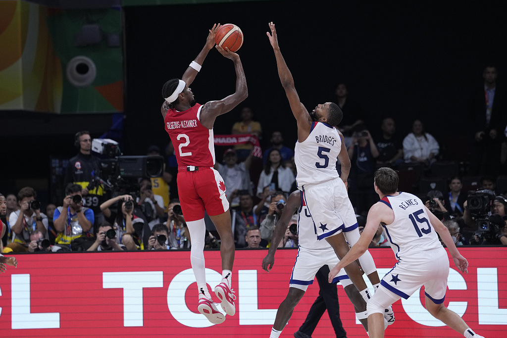 Shai Gilgeous-Alexander (#2) of Canada shoots in the FIBA Basketball World Cup third-place game against USA at Mall of Asia Arena in Manila, the Philippines, September 10, 2023. /CFP