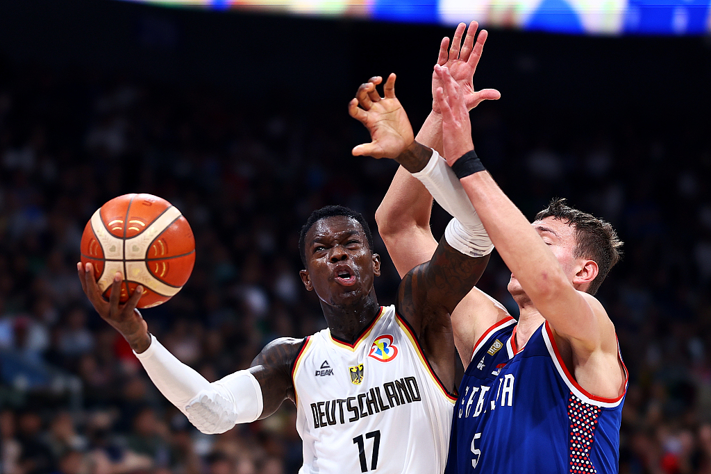 Dennis Schroder (L) of Germany drives toward the rim in the FIBA Basketball World Cup final against Serbia at Mall of Asia Arena in Manila, the Philippines, September 10, 2023. /CFP