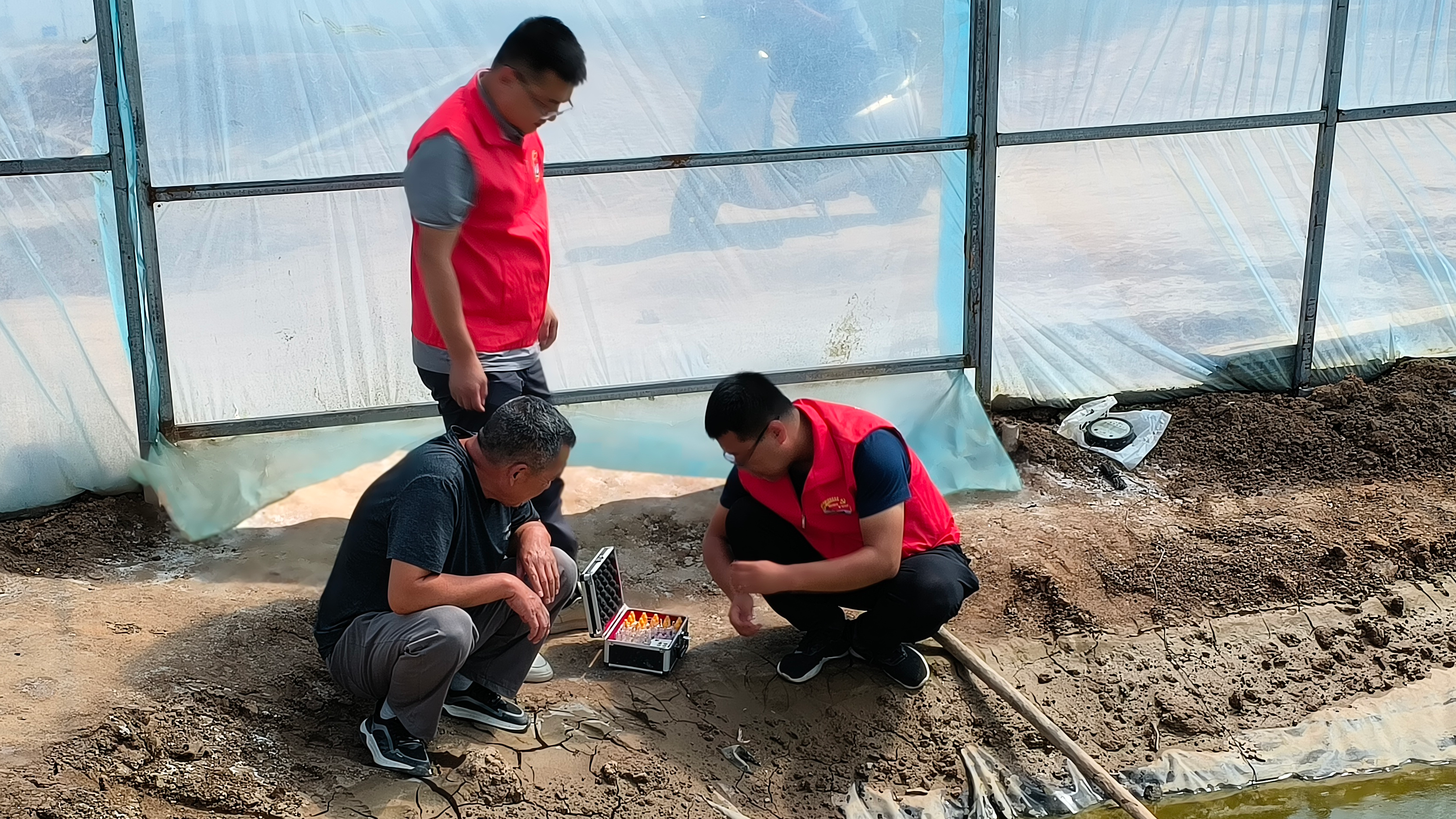 Experts at aquaculture station measure water quality used for shrimp farming in a greenhouse, Duguitala Town, Hangjin Banner, Ordos City, North China's Inner Mongolia Autonomous Region, September 7, 2023. /OAAHB