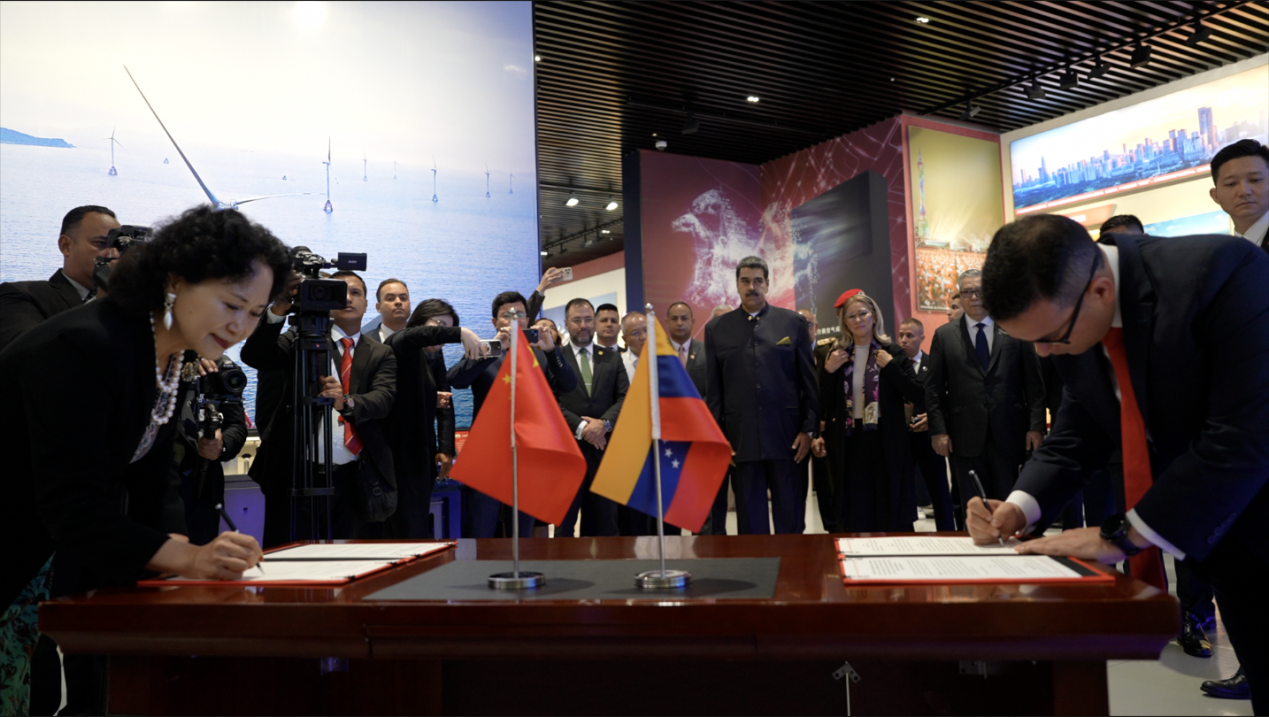 Representatives from China and Venezuela sign a Memorandum of Cooperation on September 9, 2023. /CGTN