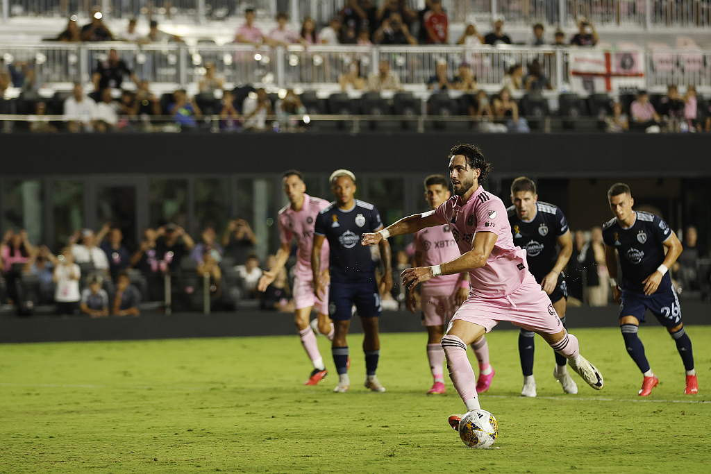 Leonardo Campana of Inter Miami CF scores a penalty during their MLS match against the Sporting Kansas City at DRV PNK stadium in Fort Lauderdale, U.S., September 9, 2023. /CFP