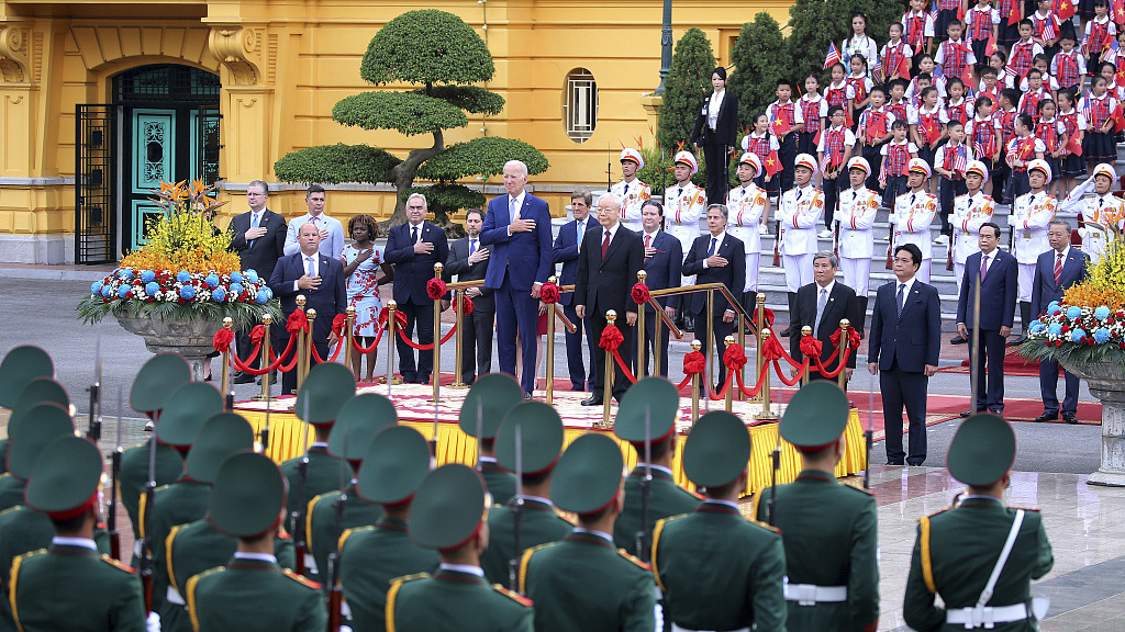 U.S. President Joe Biden and General Secretary of the Communist Party of Vietnam's Central Committee Nguyen Phu Trong review the guard of honor at the Presidential Palace in Hanoi, Vietnam, September 10, 2023. /CFP
