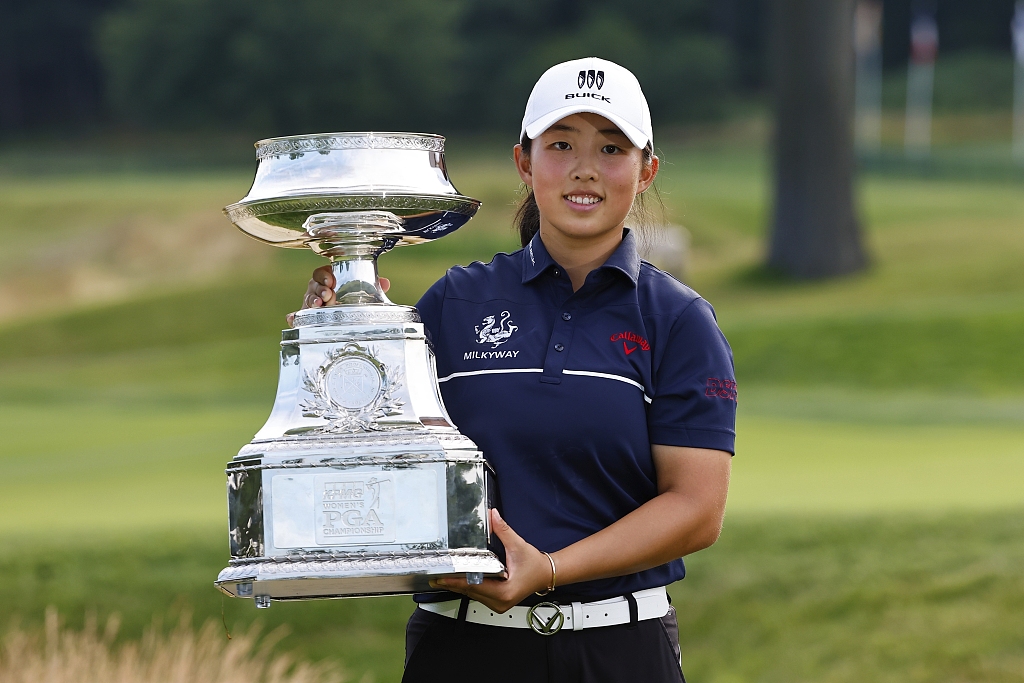 Yin Ruoning poses with the PGA Trophy after winning the Women's PGA Championship at the Baltusrol Golf Club in New Jersey, U.S., June 25, 2023. /CFP