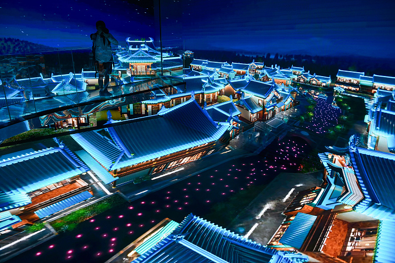 As one of the most popular resorts in Nanjing City, Jiangsu Province, Jinling Town uses the cutting-edge technology to offer an immersive travel experience to visitors. /CFP