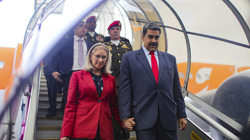 This handout picture released by Miraflores Palace Press Office shows Venezuela's President Nicolas Maduro, accompanied by First Lady Cilia Flores, descending from the presidential plane after arriving at the Bo'an International Airport in Shenzhen, China, September 8, 2023. /CFP