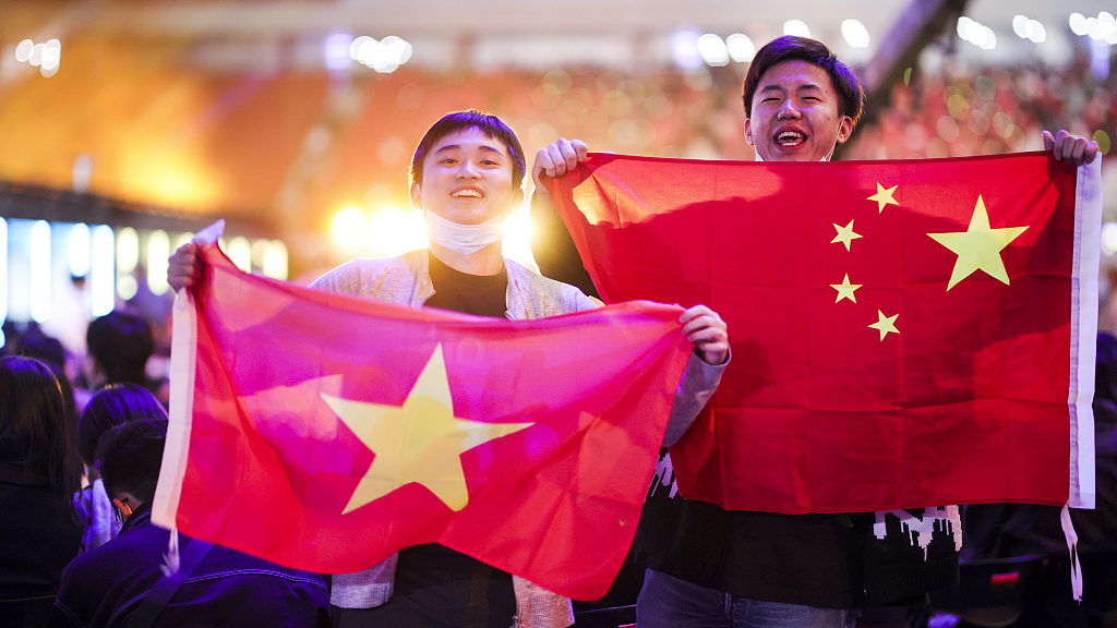 Two fans holding national flags of Vietnam and China respectively pose together during the League of Legends 2020 Worlds Finals between DAMWON Gaming and Suning at Pudong Football Stadium in Shanghai, China, October 31, 2020. /CFP