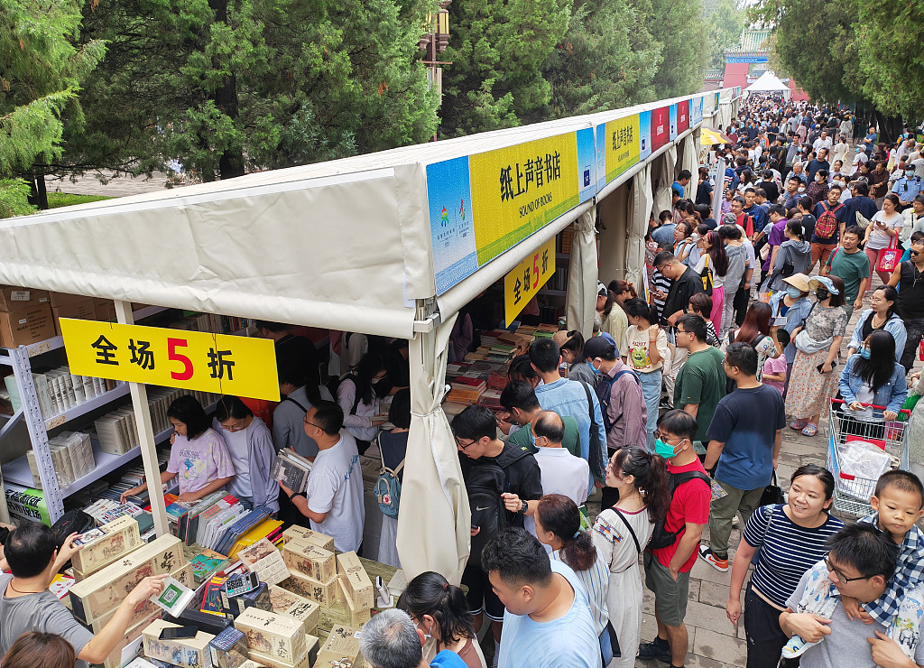 The Ditan Book Fair is attracting around 100,000 visitors a day. CFP