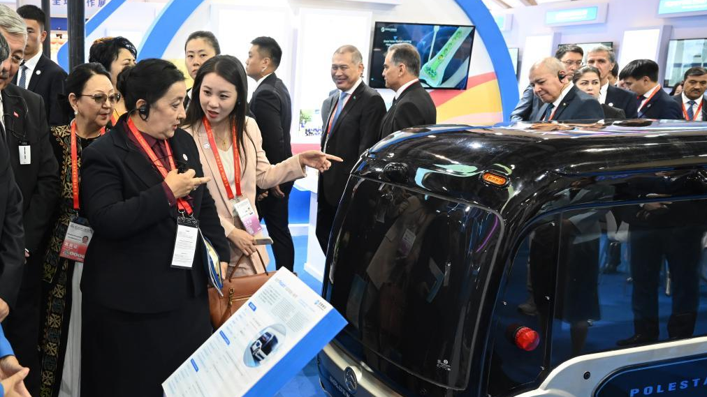 Visitors look at a driverless car in the exhibition area of the 10th China-Central Asia Cooperation Forum in Xiamen, southeast China's Fujian Province, September 9, 2023. /Xinhua
