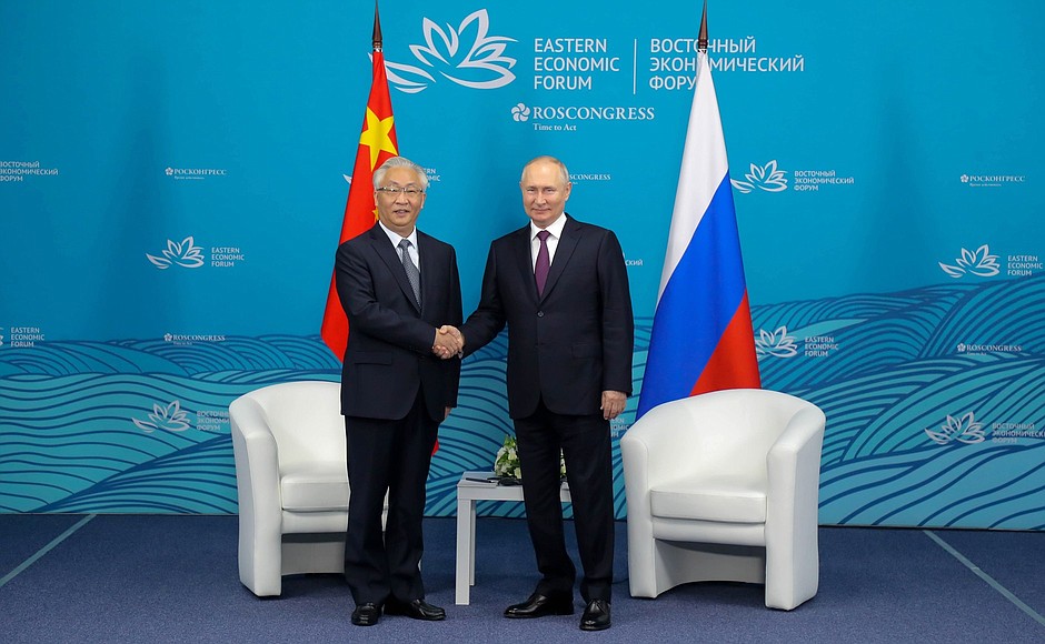 Chinese Vice Premier Zhang Guoqing (L) meets with Russian President Vladimir Putin in Vladivostok, Russia, September 12, 2023. /kremlin.ru