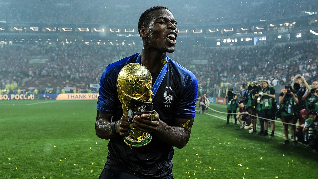 Paul Pogba celebrates with the World Cup Trophy following France's win in the 2018 World Cup final at Luzhniki Stadium in Moscow, Russia, July 15, 2018. /CFP