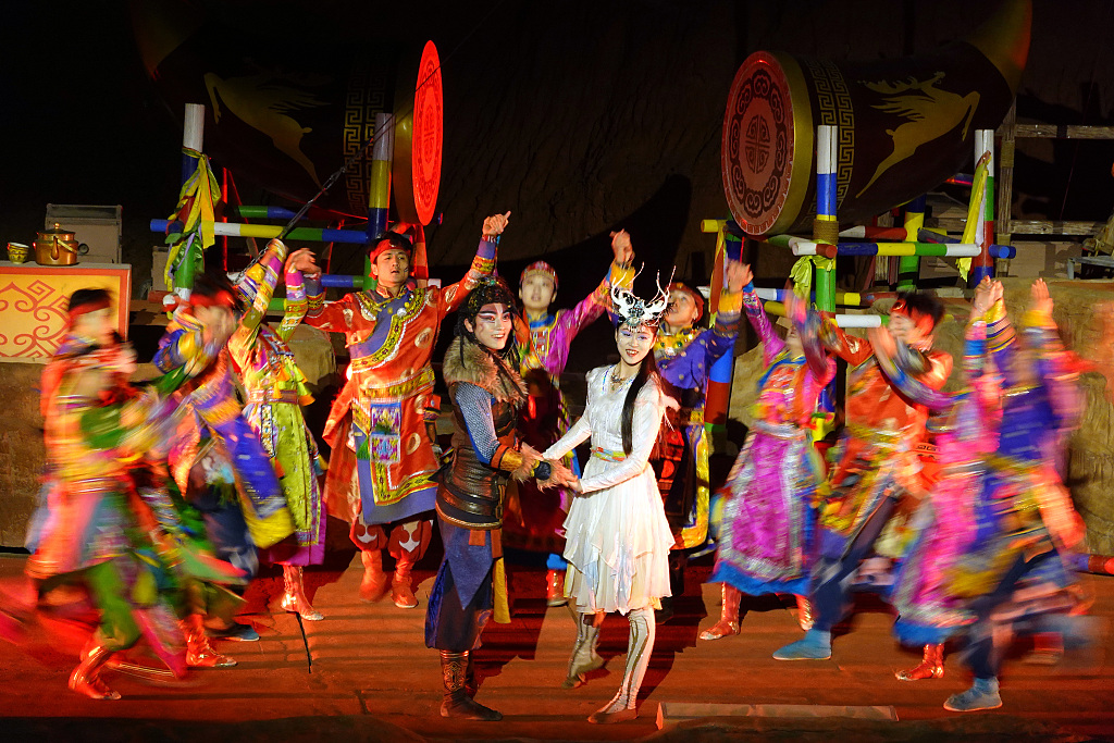 A photo taken on September 10, 2023, shows performers in 'Alan Lagda' in Zhangye, Gansu. /CFP