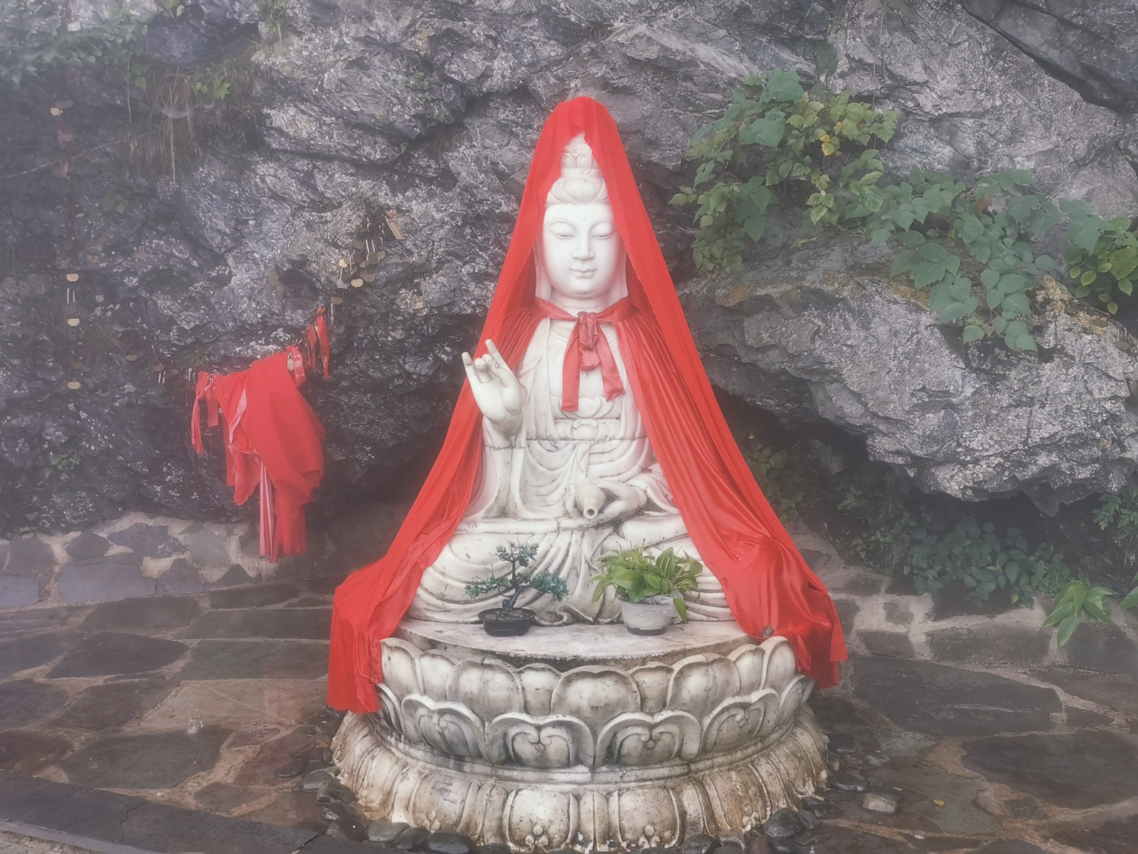 A statue of Avalokitesvara Bodhisattva, or Guanyin, stands on Mount Fanjing, in Tongren, southwest China's Guizhou Province, on August 25, 2023. /CGTN