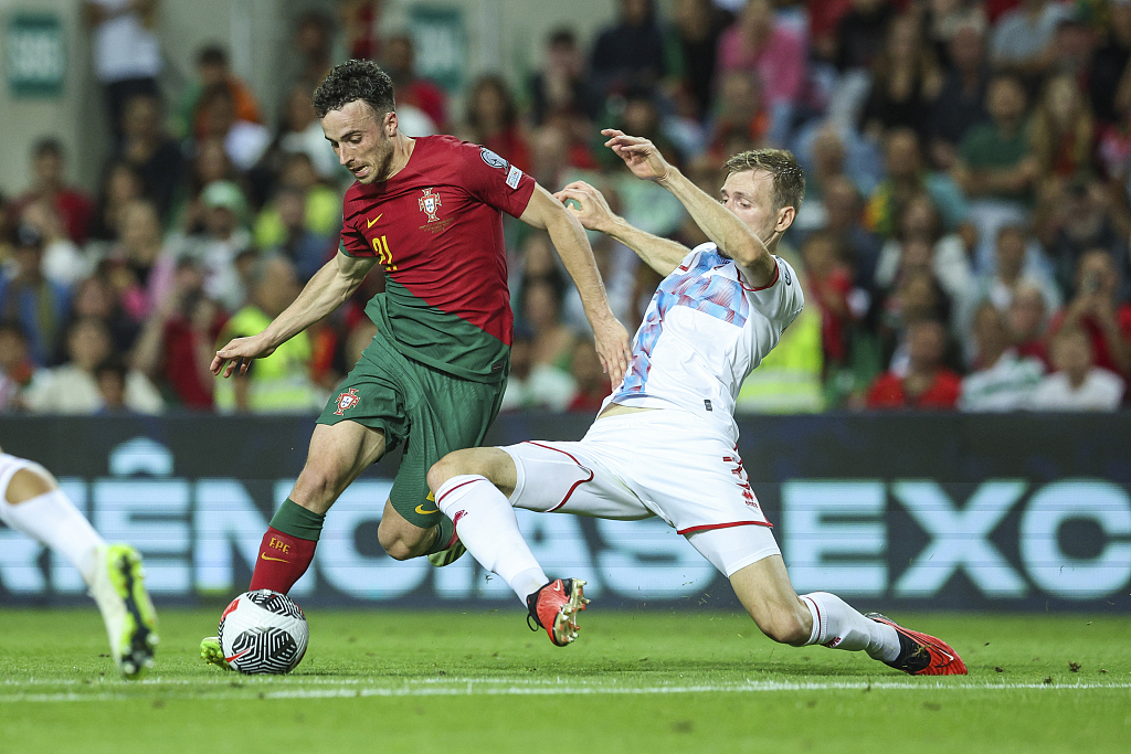 Diogo Jota of Portugal (L) tries to escape Enes Mahmutovic of Luxembourg (R) during the Euro 2024 qualifier against Luxembourg at Estadio Algarve in Faro, Portugal, September 11, 2023. /CFP