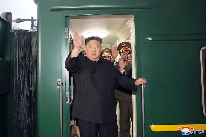 DPRK top leader Kim Jong Un waves hand as he departs by train from Pyongyang for a visit to Russia, September 10, 2023. /CFP