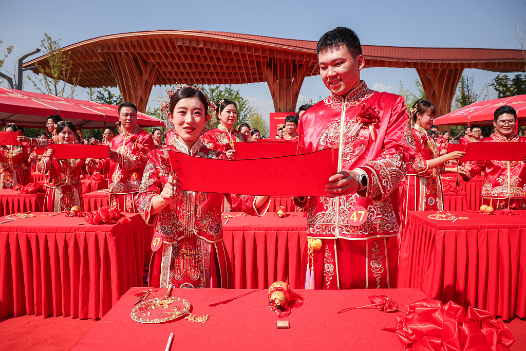 A total of 103 couples attend a traditional group Chinese wedding ceremony at Jinyang Lake Park in Taiyuan, Shanxi Province, on September 12, 2023. /CFP