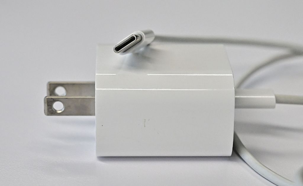 A USB-C charger and plug used to charge an Apple iPad, Los Angeles, September 11, 2023. /CFP