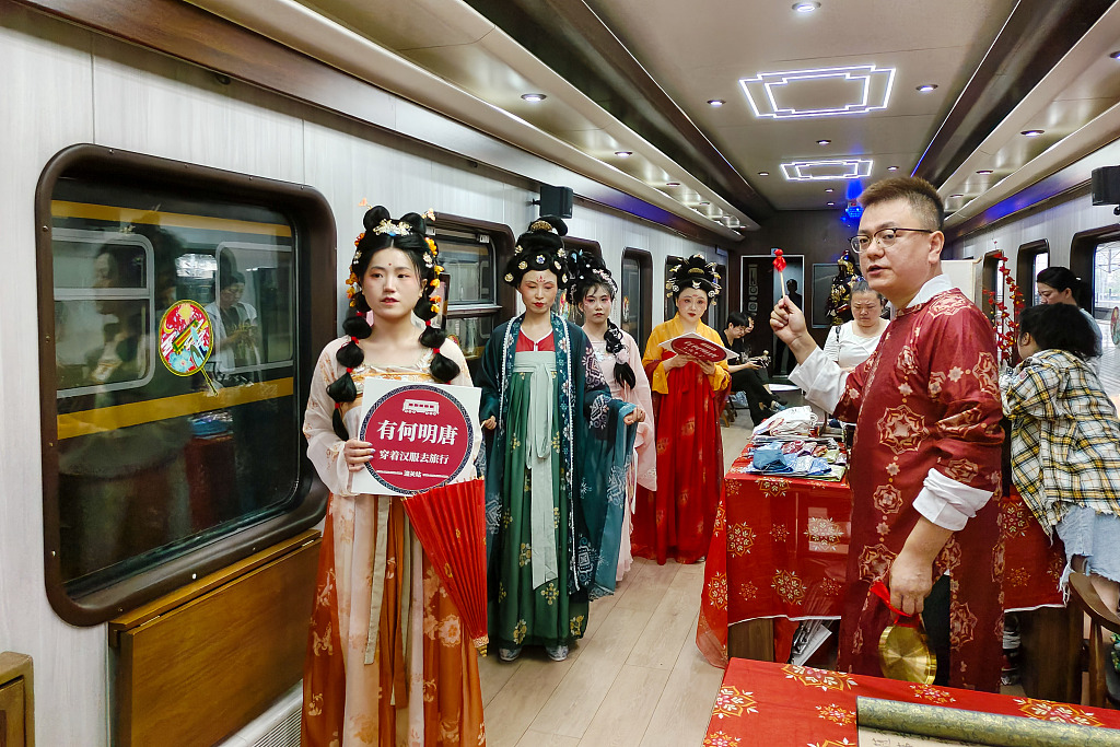 A photo taken on September 9, 2023 shows people wearing traditional Han and Tang-style costumes on the Y592 tourist train in Xi’an, Shaanxi Province, China. /CFP