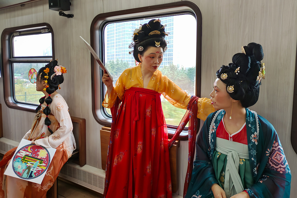 A photo taken on September 9, 2023 shows people wearing traditional Han and Tang-style costumes on the Y592 tourist train in Xi’an, Shaanxi Province, China. /CFP