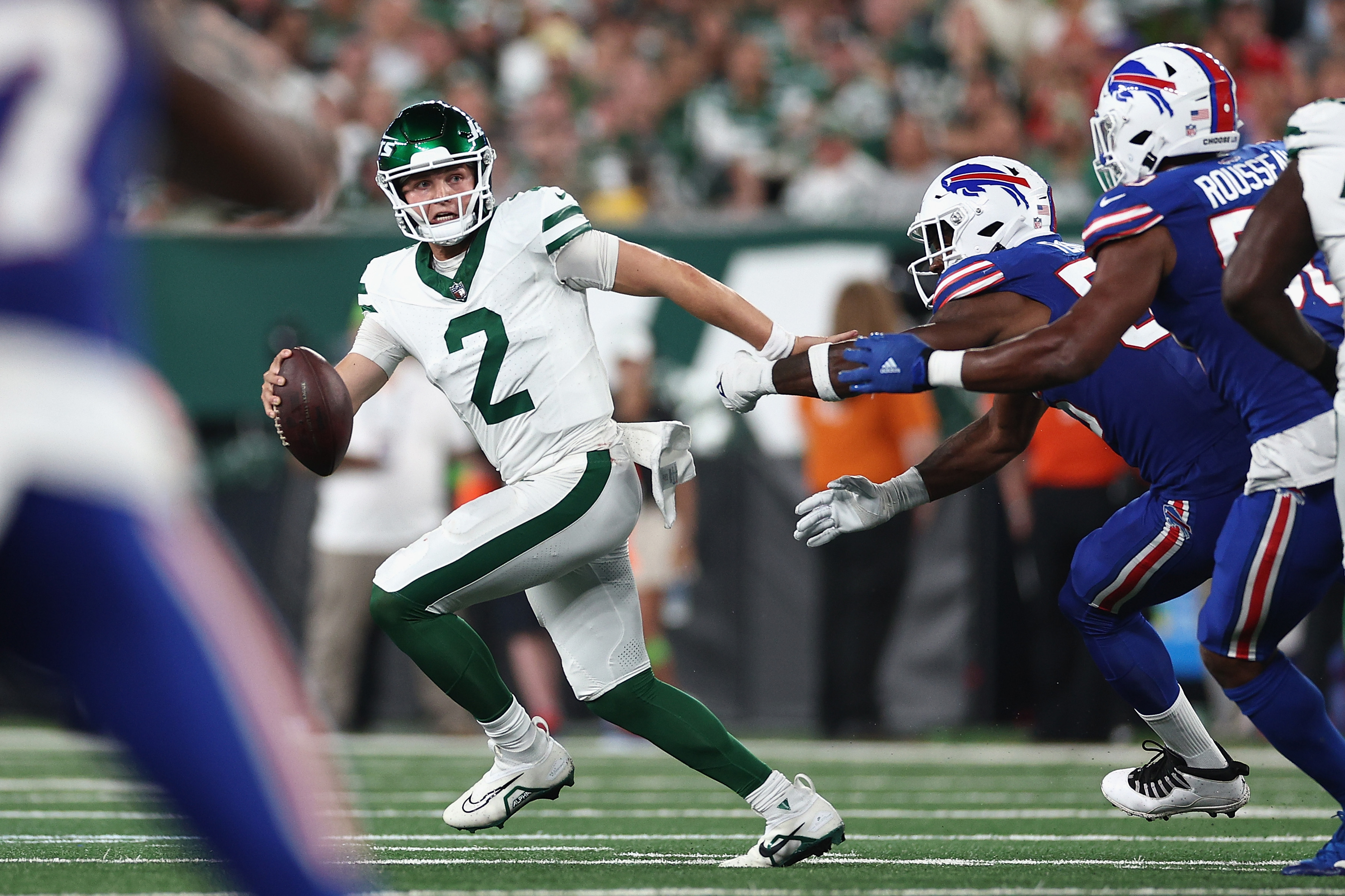 Quarterback Zach Wilson (#2) of the New York Jets scrambles in the game against the Buffalo Bills at MetLife Stadium in East Rutherford, New Jersey, September 11, 2023. /CFP