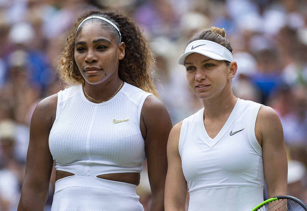 Serena Williams (L) and Simona Halep pose together before the women's singles final of the Wimbledon at All England Lawn Tennis and Croquet Club in London, England, July 13, 2019. /CFP
