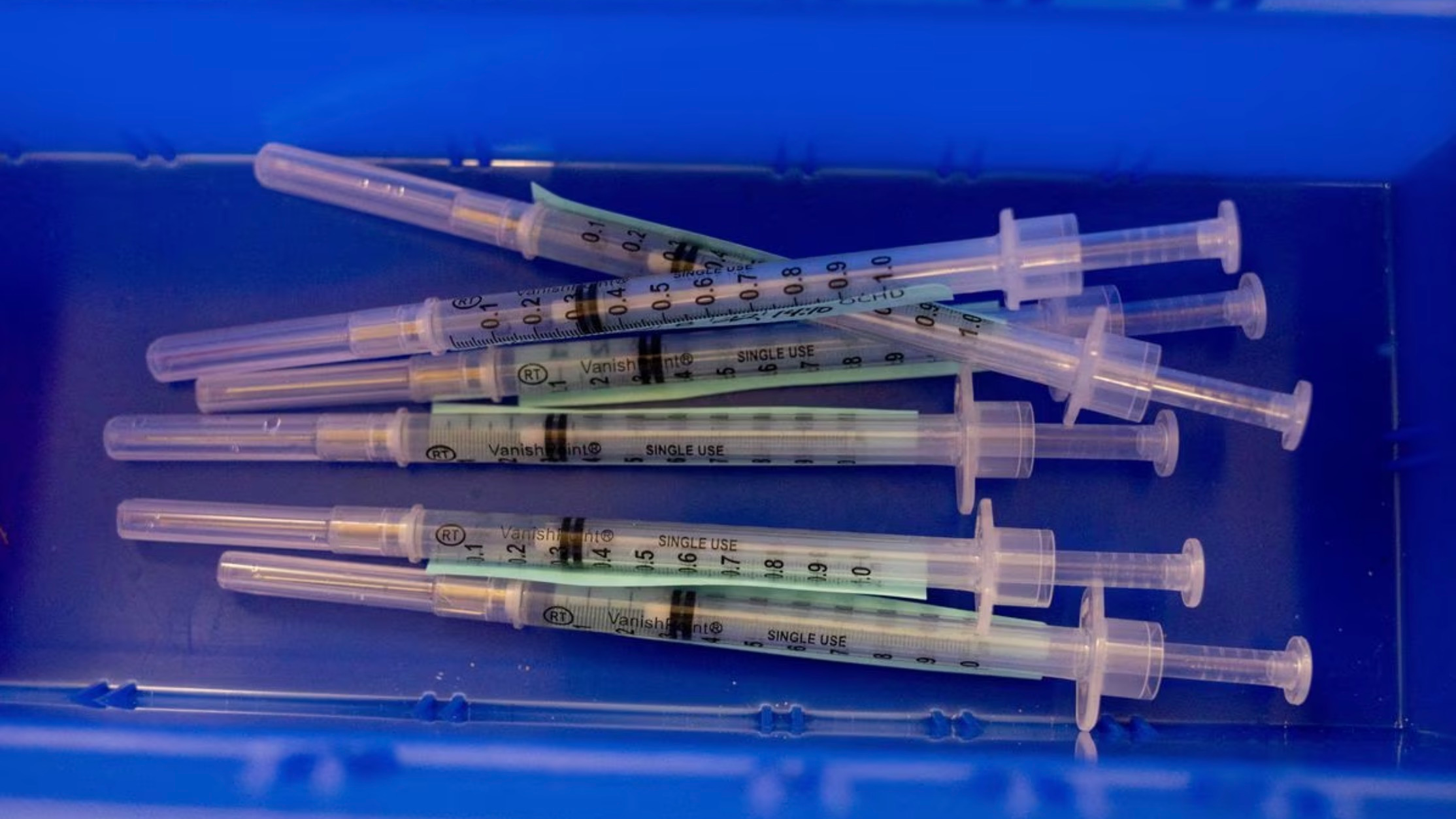 Syringes ready to be administrated to residents over 50 years old and immunocompromised people eligible to receive their second booster shot of the COVID-19 vaccines in Waterford, Michigan, U.S., April 8, 2022. /Reuters
