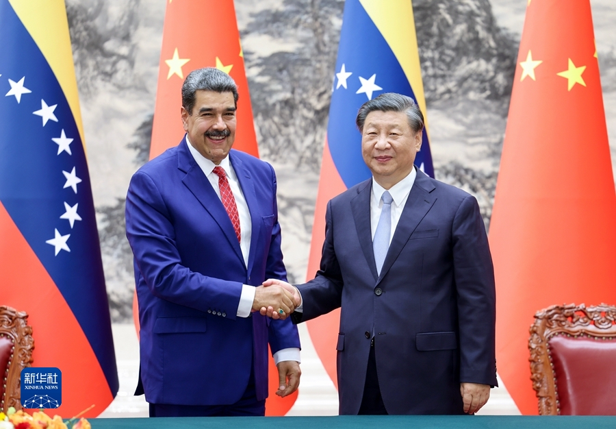 Chinese President Xi Jinping (R) shakes hands with Venezuelan President Nicolás Maduro Moros at the Great Hall of the People in Beijing, China, September 13, 2023. /Xinhua