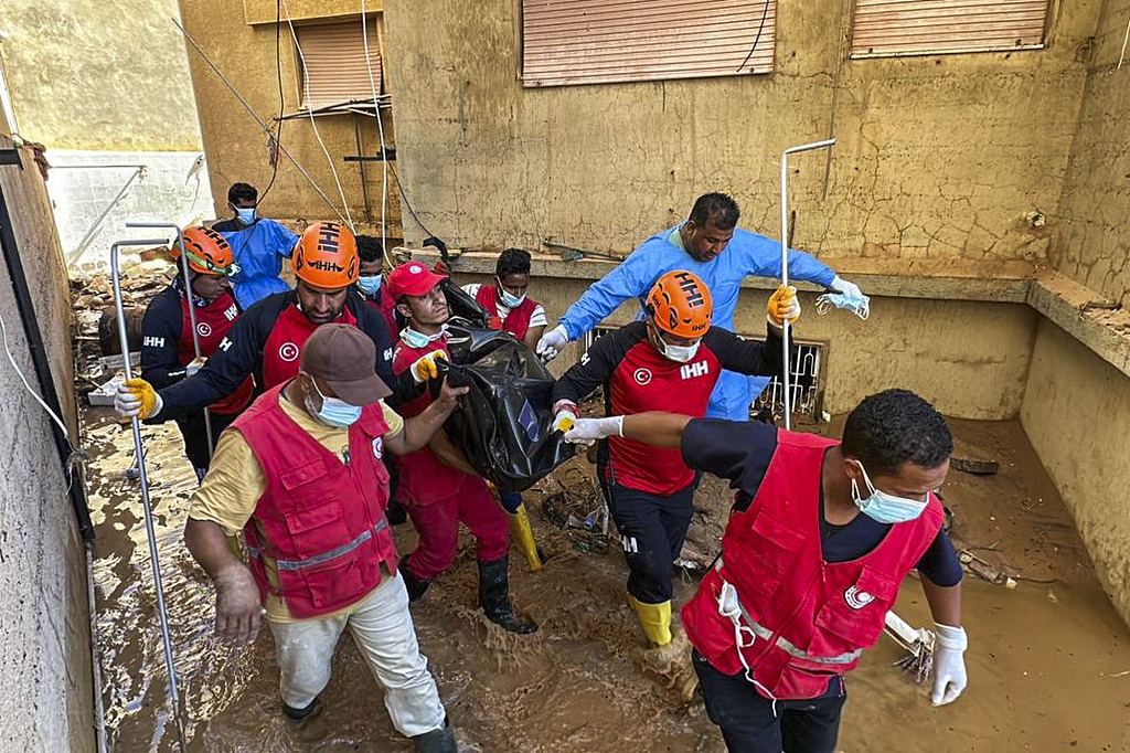 Rescuers from Turkey's IHH humanitarian aid group retrieve the body of a flooding victim in Derna, Libya, September 13, 2023. /CFP