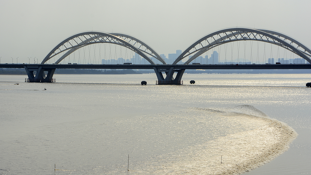 Live: Witness the bore tides of the Qiantang River in east China – Ep. 4