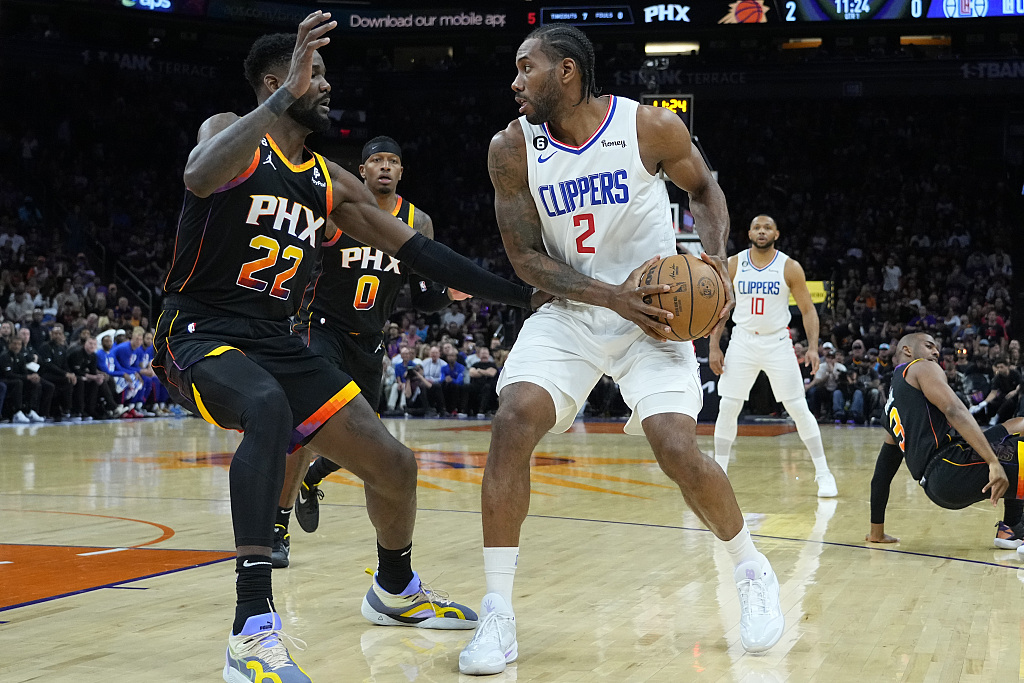 Kawhi Leonard (#2) of the Los Angeles Clippers holds the ball in Game 2 of the NBA Western Conference first-round playoffs against the Phoenix Suns at Footprint Center in Phoenix, Arizona, April 18, 2023. /CFP