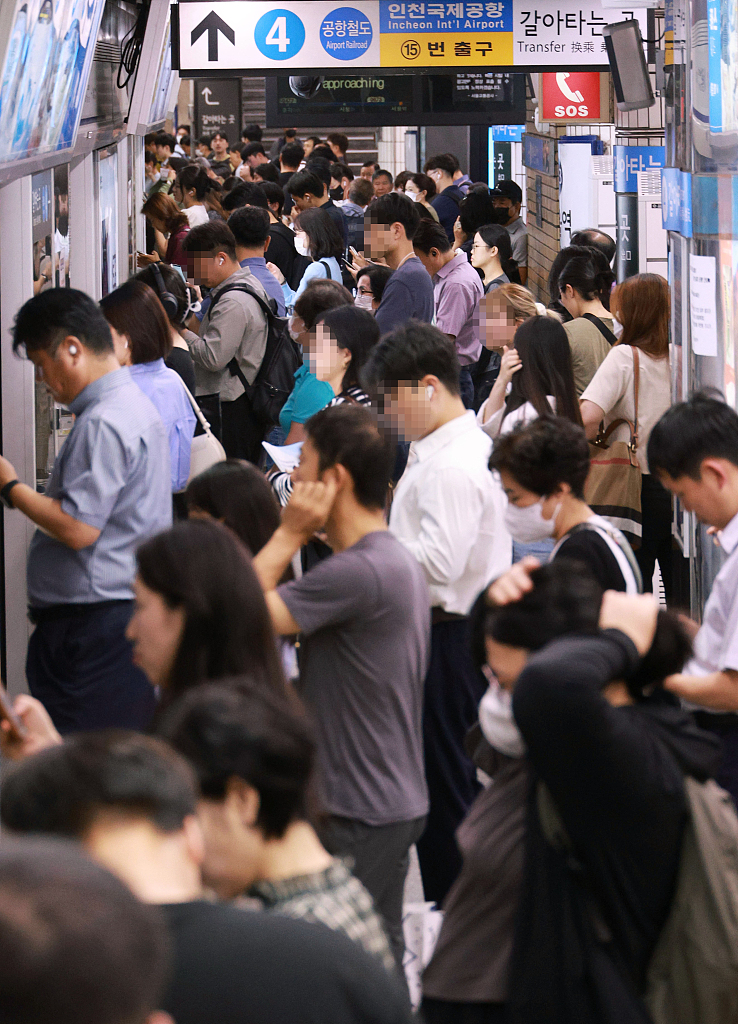 Stations became crowded as trains were suspended following a four-day strike by the Railway Workers Union, Seoul, South Korea, September 14, 2023. /CFP